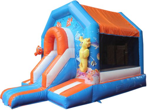 Eine Hüpfburg mit buntem Unterwasser-Thema und Spielbereich.