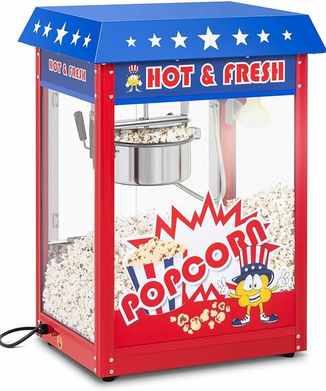 Popcornmaschine in rot und blau mit einem transparenten Behälter und frischem Popcorn.