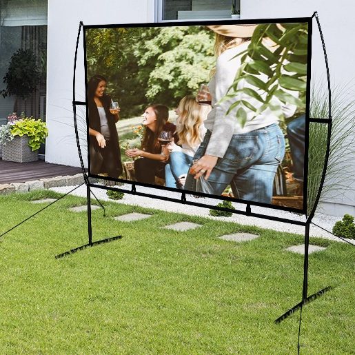 Outdoor-Leinwand mit Freunden, die im Garten zusammenkommen und lachen.