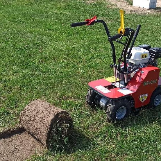 Handwerker mit einem elektrischen Meißel, der eine Wand bearbeitet.