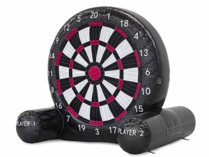 Aufblasbare Dartscheibe mit nummerierten Feldern in Schwarz und Rot.